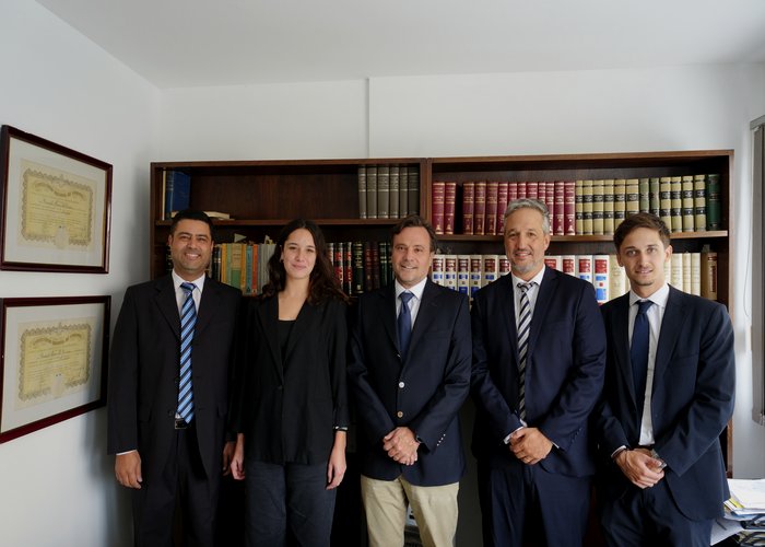 Parte del equipo en la oficina del estudio